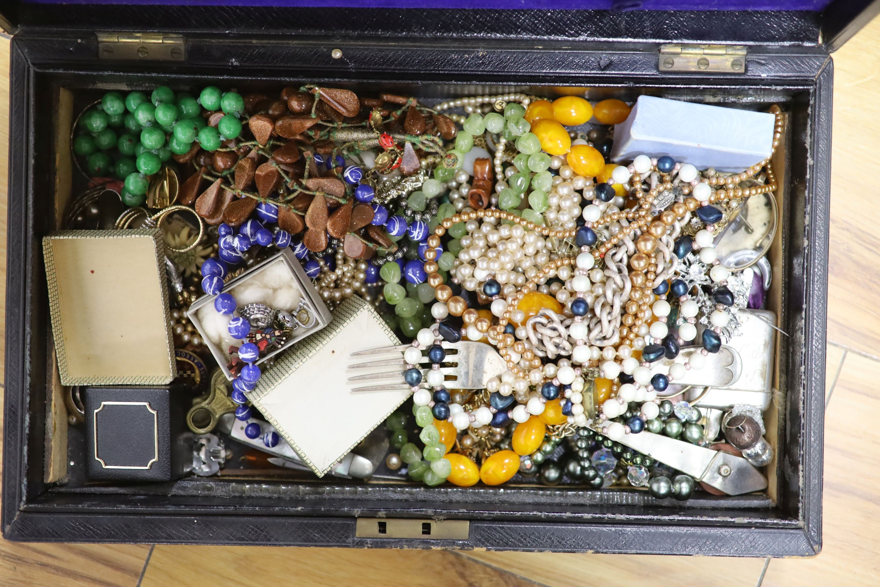 A quantity of assorted costume jewellery including a faux amber necklace etc.